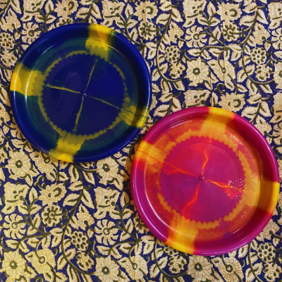 Assiettes plates - Bleu/jaune ou Rose/jaune