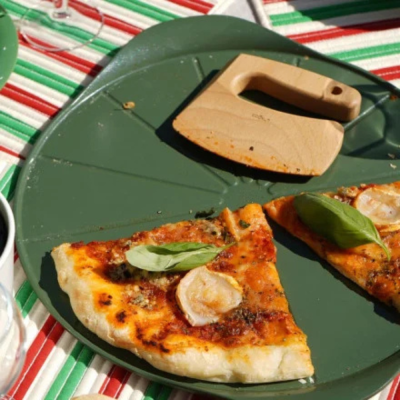 Le formidable plat à pizza avec couteau - Fougère