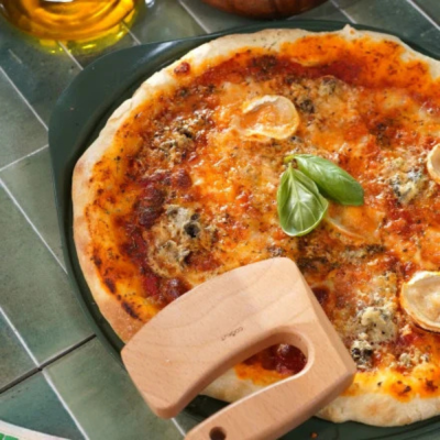 Le formidable plat à pizza avec couteau - Fougère