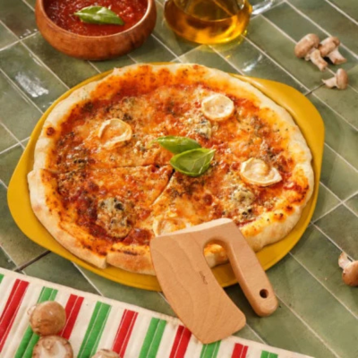 Le formidable plat à pizza avec couteau - Mangue