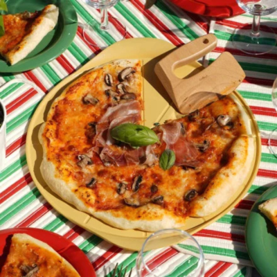Le formidable plat à pizza avec couteau - Mangue