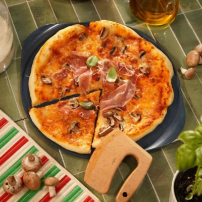 Le formidable plat à pizza avec couteau - Myrtille