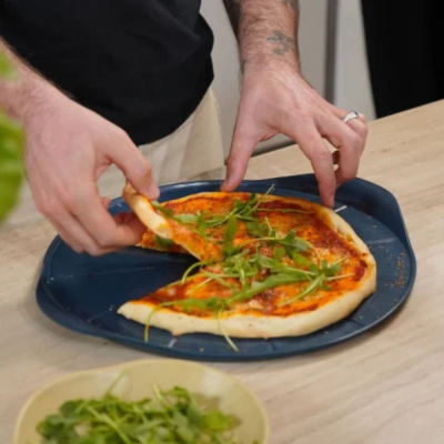Le formidable plat à pizza avec couteau - Myrtille