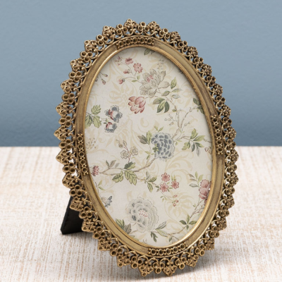 Flowered oval golden photo holder