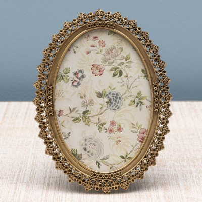 Flowered oval golden photo holder