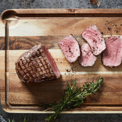 Planche à manger de la viande en bois